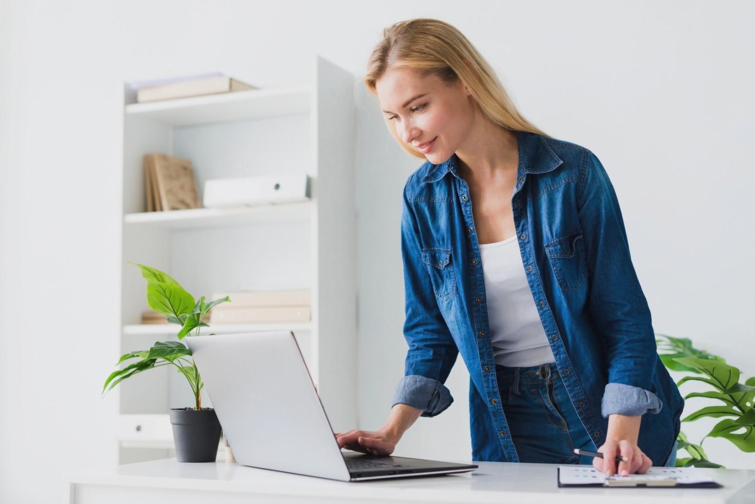 Účastníci sledují živý webinář o SEO analytice